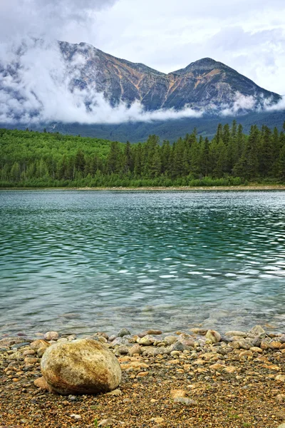 Lago di montagna nel Parco Nazionale Jasper — Foto Stock