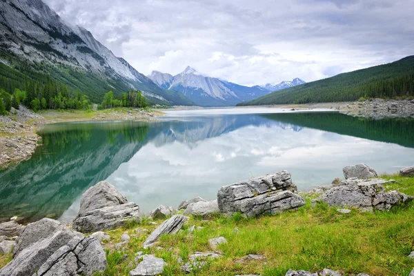 Lago de montaña en el Parque Nacional Jasper — Foto de Stock