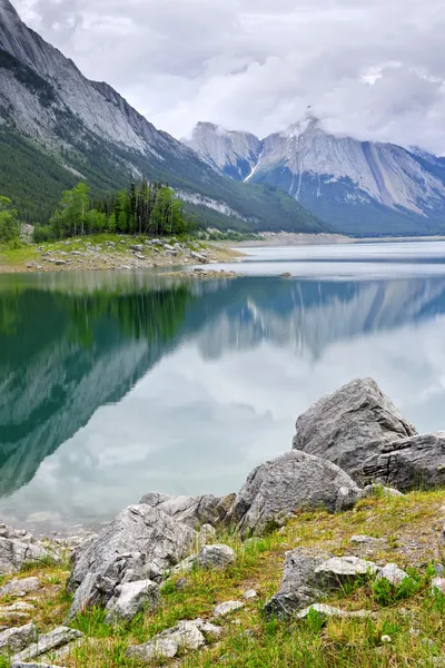 Mountain lake in Jasper National Park — Stock Photo, Image