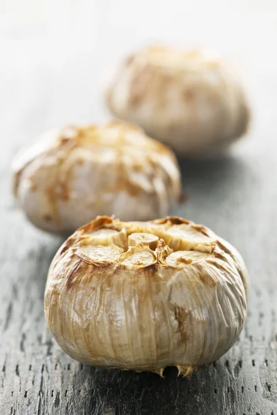 Roasted garlic bulbs — Stock Photo, Image