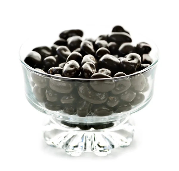 Bol de canneberges ou de raisins secs enrobés de chocolat — Photo