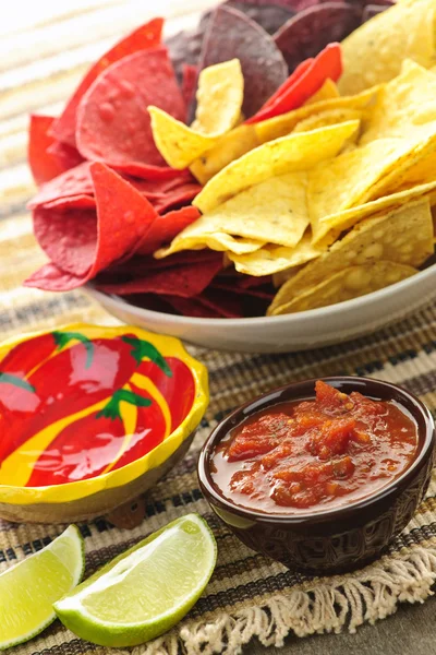 Tortilla cips ve salsa — Stok fotoğraf
