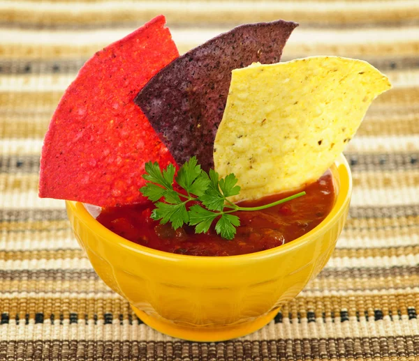 Chipsy tortilla i salsy — Zdjęcie stockowe