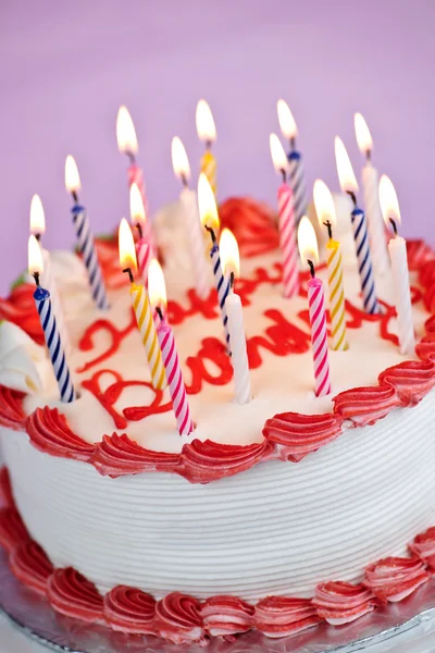 Tarta de cumpleaños con velas encendidas — Foto de Stock