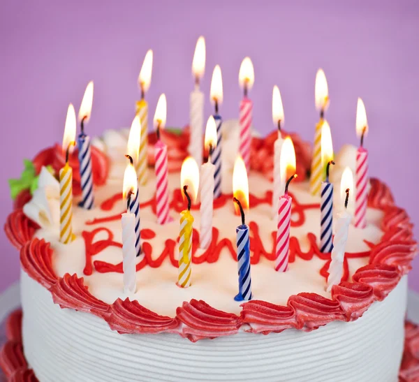 用点燃的蜡烛的生日蛋糕 — 图库照片