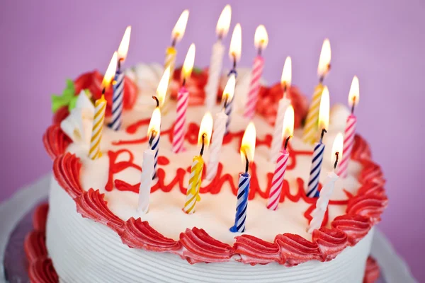 Bolo de aniversário com velas acesas — Fotografia de Stock