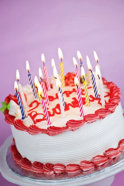 Narozeninový dort s rozsvícenými svíčkami — Stock fotografie