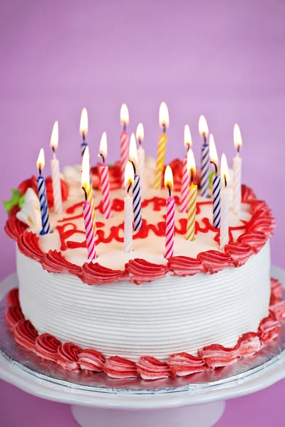 Gâteau d'anniversaire avec des bougies — Photo