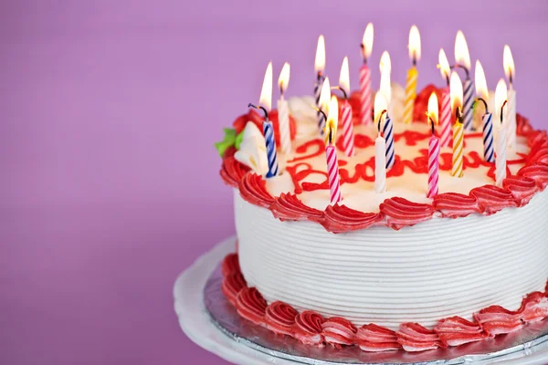 Torta di compleanno con candele accese — Foto Stock