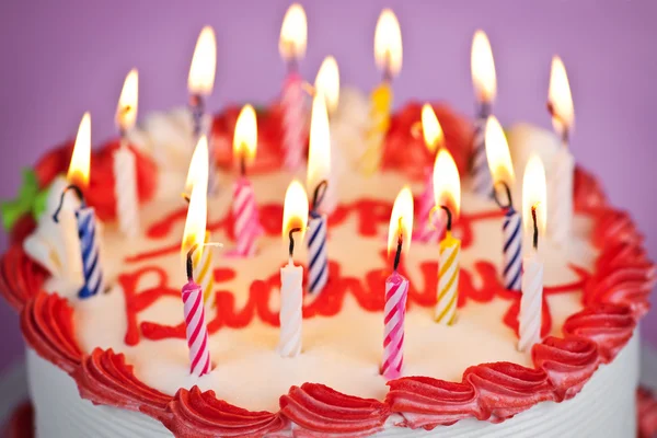 Yanan mumlarla doğum günü pastası — Stok fotoğraf