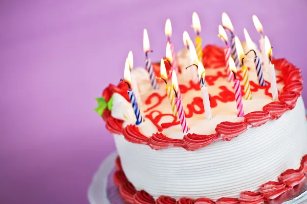 Gâteau d'anniversaire avec bougies allumées — Photo