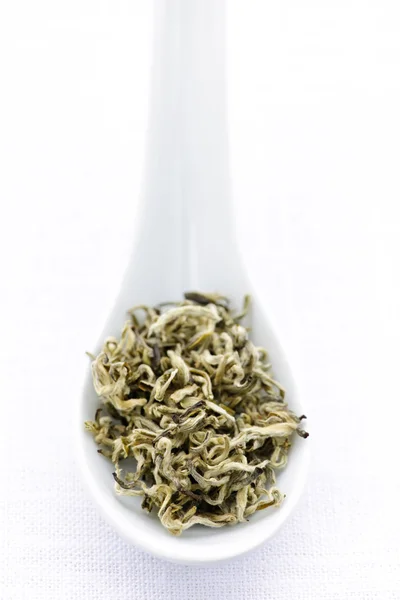Сухие листья белого чая в ложке — стоковое фото