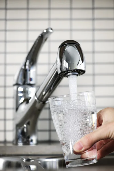 Náplň sklenici vody z vodovodu — Stock fotografie