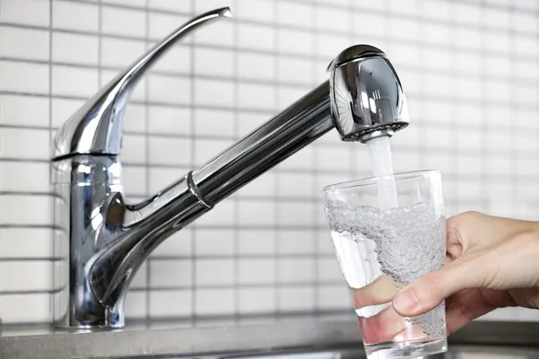 Bicchiere di riempimento dell'acqua del rubinetto — Foto Stock