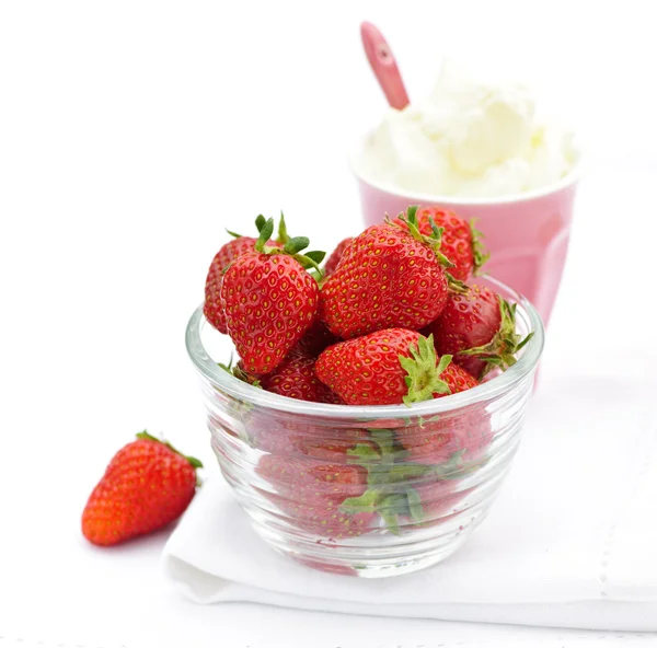 Schüssel Erdbeeren mit Schlagsahne — Stockfoto