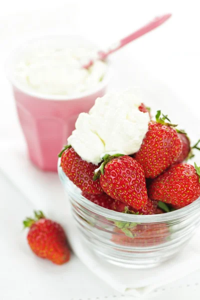 Kom van aardbeien met slagroom — Stockfoto