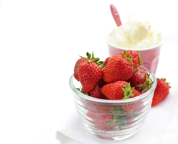 碗的奶油草莓 — 图库照片