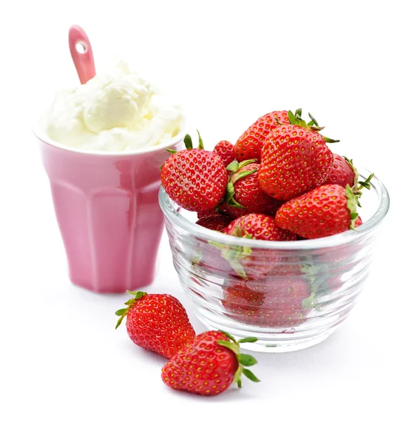 Bol de fraises à la crème fouettée — Photo