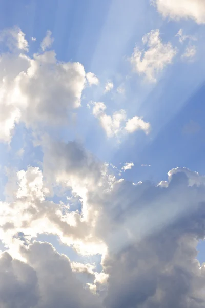Голубое небо с солнечными лучами — стоковое фото