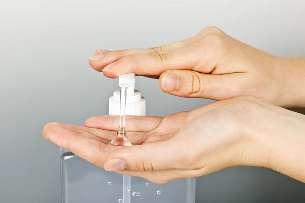 Händer tillämpa sanitizer gel — Stockfoto