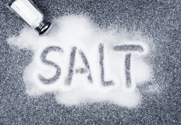 Salt spillt från shaker — Stockfoto