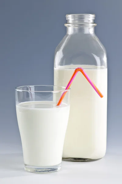 Бутылка и стакан белого молока — стоковое фото