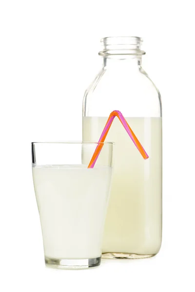 Бутылка и стакан белого молока — стоковое фото