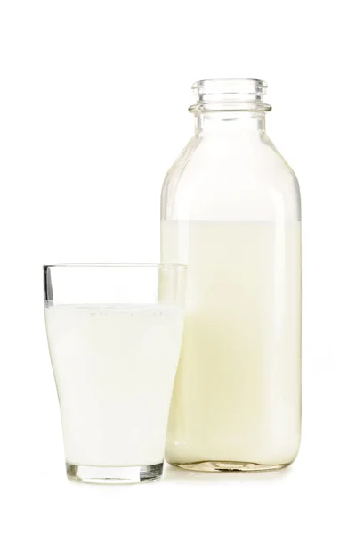 Flaska och glas vit mjölk — Stockfoto