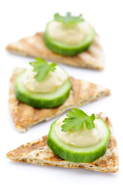 Amuse van pita met hommos en komkommer — Stockfoto