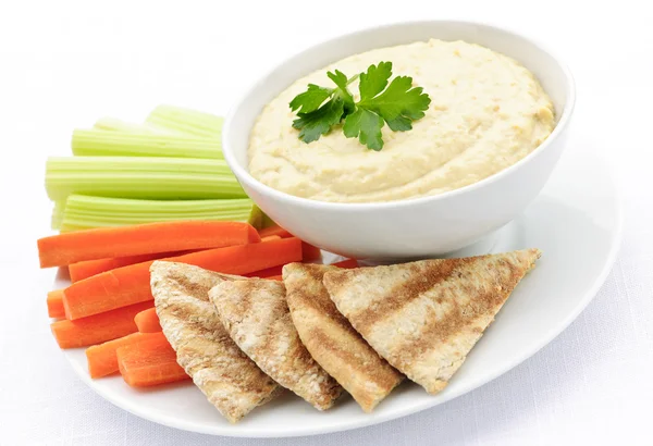 Hummus a pita kenyérrel és friss zöldségekkel — Stock Fotó