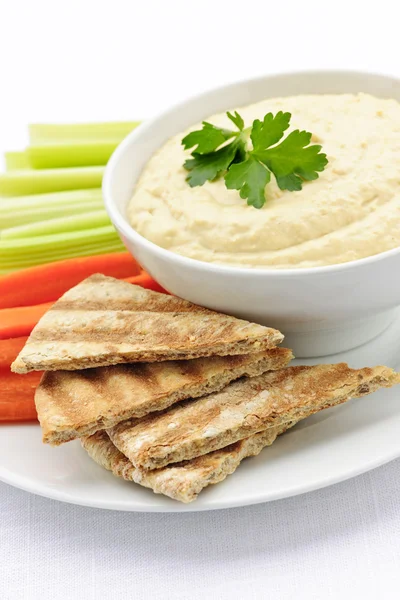 Hummus mit Fladenbrot und Gemüse — Stockfoto