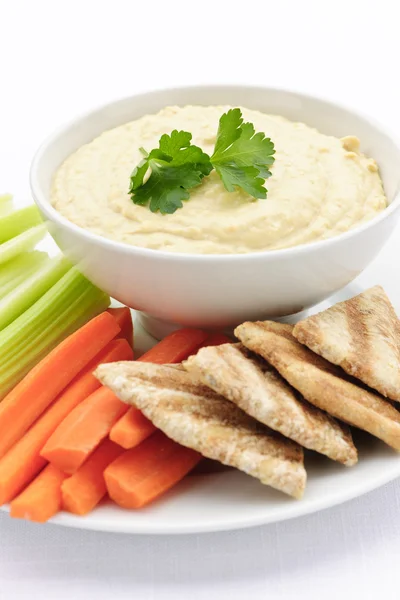 Хумус с пита-хлебом и овощами — стоковое фото