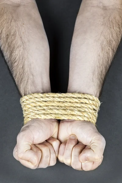 Handgelenke mit Seil gefesselt — Stockfoto