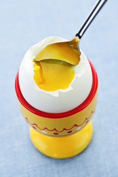 Μαλακό βραστό αυγό σε φλιτζάνι — Φωτογραφία Αρχείου