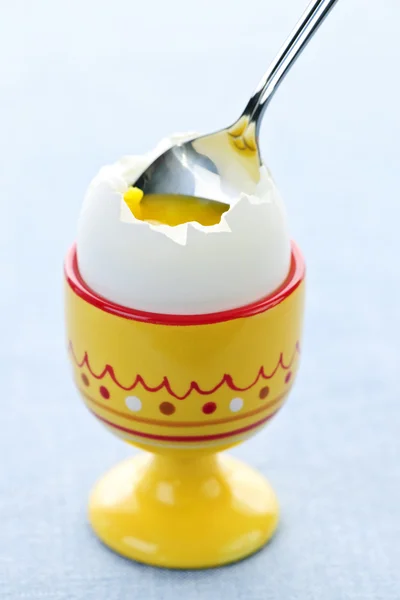 软煮鸡蛋在杯子里 — 图库照片