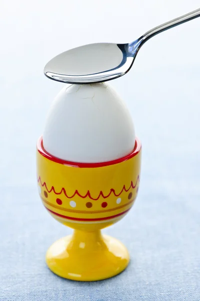 Варёное яйцо в чашке — стоковое фото