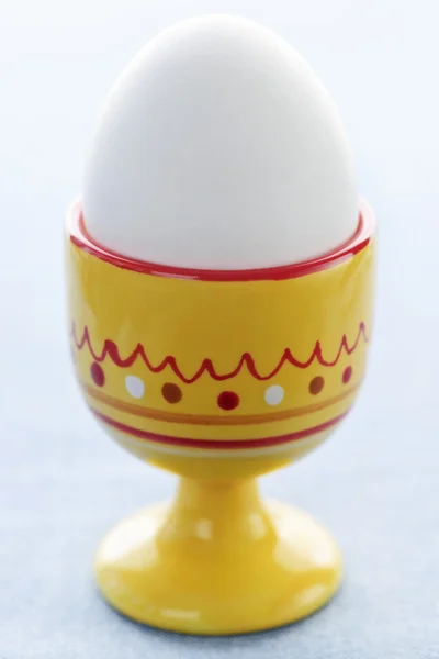 Boiled egg in cup — Zdjęcie stockowe