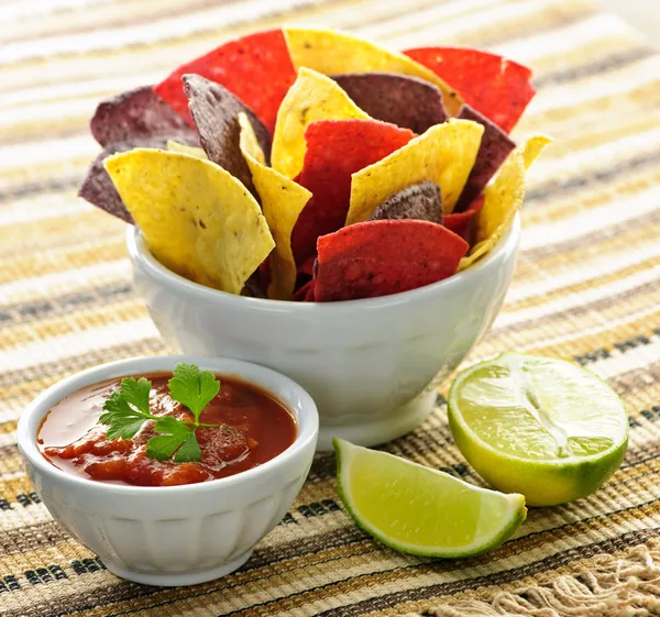 Tortillachips och salsa — Stockfoto