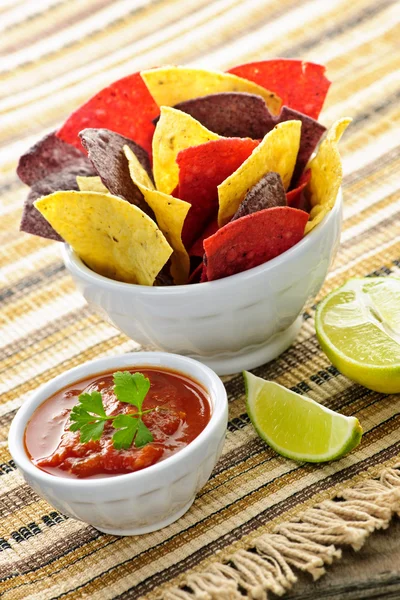 Tortillachips och salsa — Stockfoto