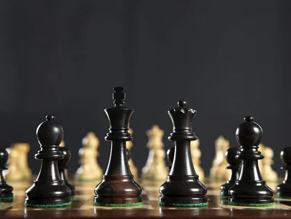 Schachfiguren an Bord — Stockfoto