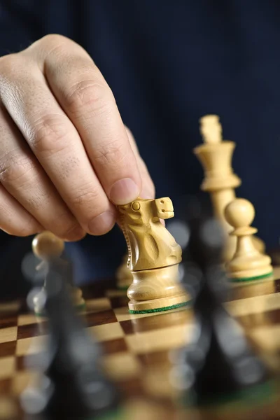Cavaleiro em movimento de mão no tabuleiro de xadrez — Fotografia de Stock
