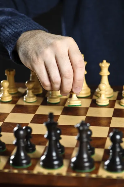 Mão movendo peão no tabuleiro de xadrez — Fotografia de Stock