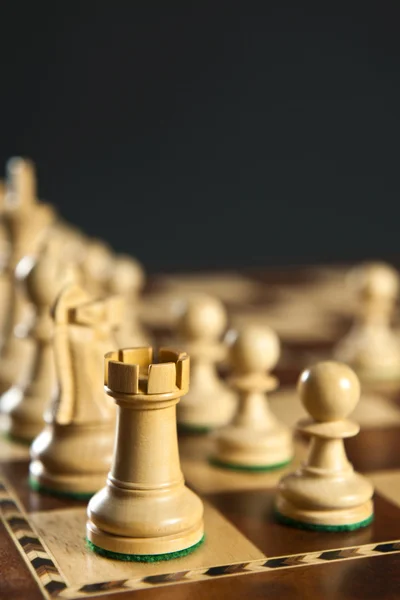 Weiße Schachfiguren an Bord — Stockfoto