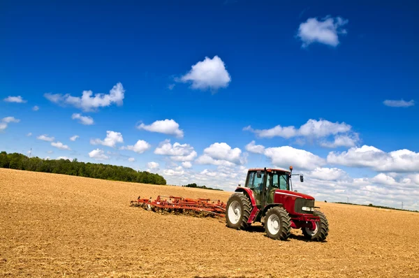 Tractor en campo arado —  Fotos de Stock