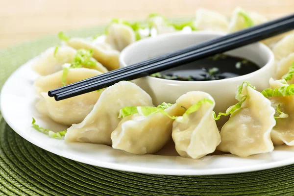 Steamed dumplings and soy sauce — Stock Photo, Image