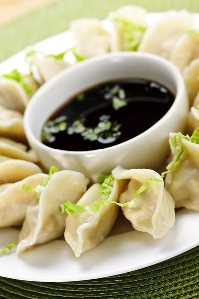 Gestoomde dumplings en soja saus — Stockfoto