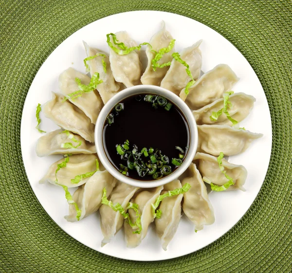 Gestoomde dumplings en soja saus — Stockfoto