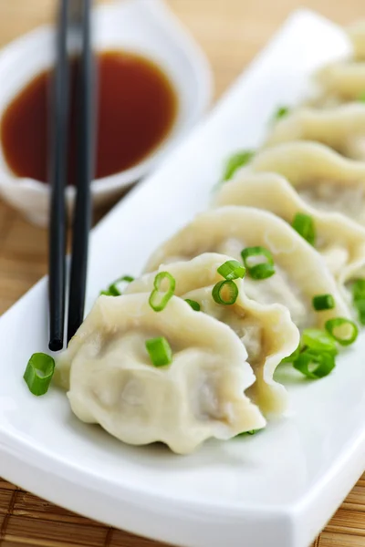 Steamed dumplings and soy sauce — Stock Photo, Image