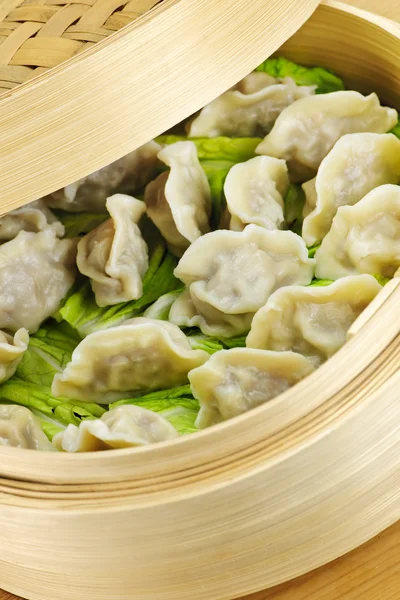 Bamboo steamer with dumplings — Stock Photo, Image