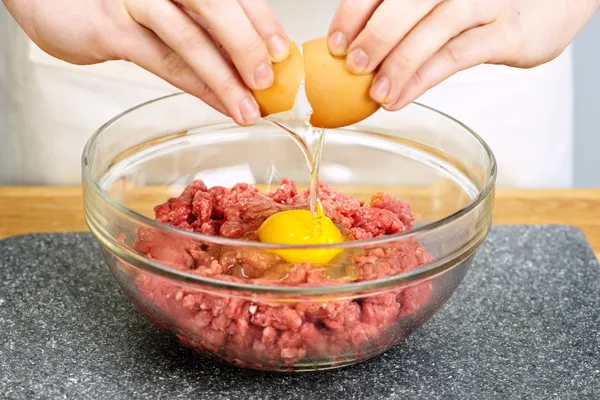 Memasak dengan telur dan daging sapi — Stok Foto
